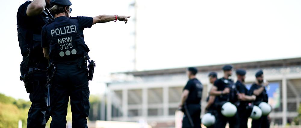 Die Sicherheit rund um Stadien und in den Arenen ist immer wieder Thema.