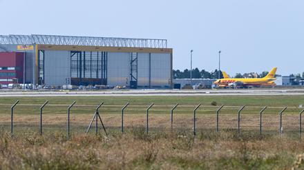 Flugzeuge vor dem DHL Air Hub, dem Luftfrachtzentrum auf dem Flughafen Leipzig / Halle.