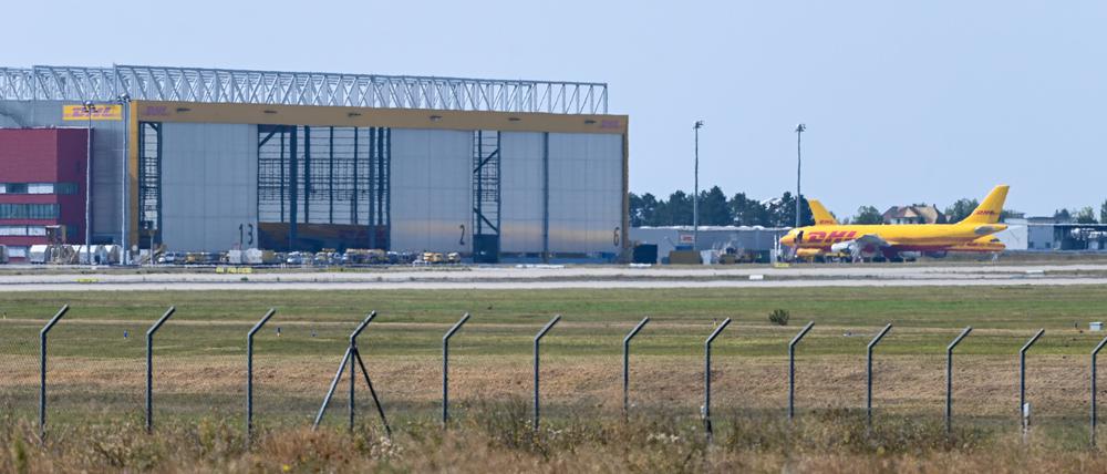 Flugzeuge vor dem DHL Air Hub, dem Luftfrachtzentrum auf dem Flughafen Leipzig / Halle.