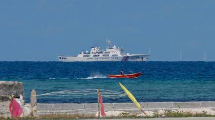Ein Fischerboot fährt vor der Insel Thitu an einem Schiff der chinesischen Küstenwache vorbei (Symbolbild).