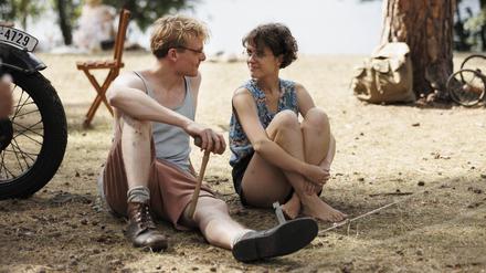 Schatten über dem Idyll. Hilde (Liv Lisa Fries) und Hans (Johannes Hegemann) verbringen einen unbeschwerten Sommer zusammen.