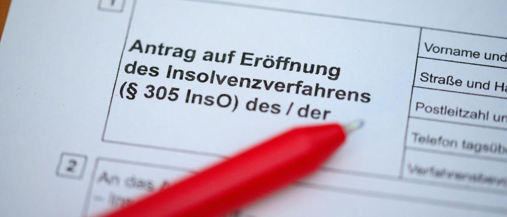 Ein Kugelschreiber liegt auf einem Antrag zur Eröffnung eines Insolvenzverfahrens. 