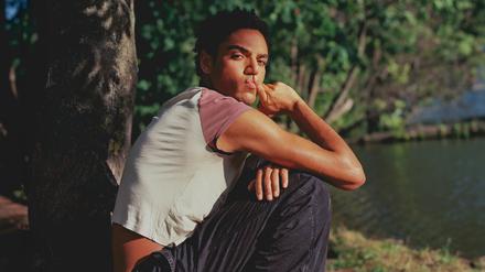 Lamin Leroy Gibba wuchs in Hamburg auf, studierte Schauspiel in New York und lebt in Berlin.
