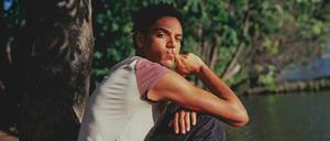 Lamin Leroy Gibba wuchs in Hamburg auf, studierte Schauspiel in New York und lebt in Berlin.
