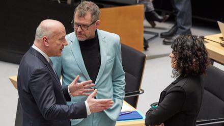 Die Grünen-Fraktionsvorsitzenden Werner Graf (Mitte) und Bettina Jarasch (rechts) haben an der schwarz-roten Koalition von Regierungschef Kai Wegner (CDU) einiges auszusetzen. (Archivfoto)