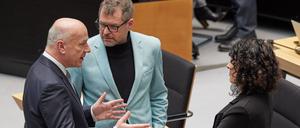 Die Grünen-Fraktionsvorsitzenden Werner Graf (Mitte) und Bettina Jarasch (rechts) haben an der schwarz-roten Koalition von Regierungschef Kai Wegner (CDU) einiges auszusetzen. (Archivfoto)