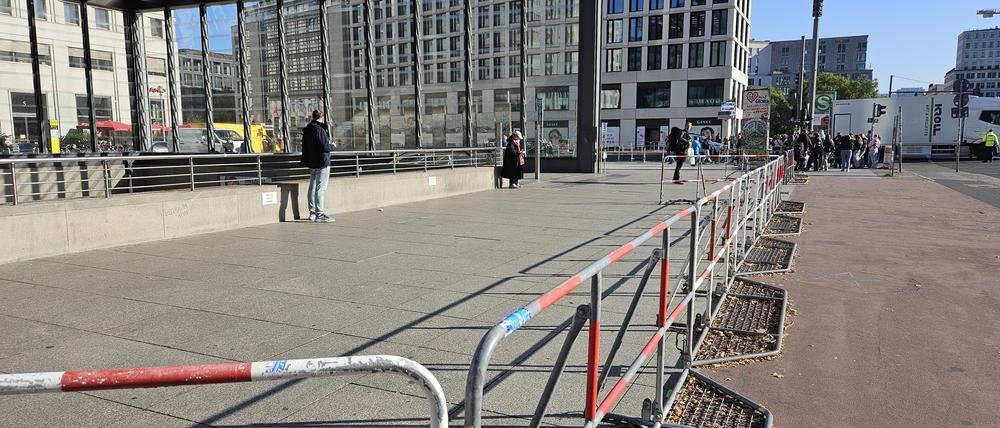 Gitter vor dem Ritz Hotel am Potsdamer Platz vor dem Biden Besuch