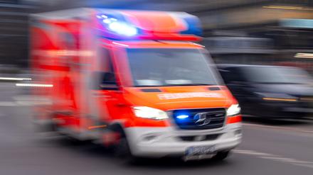 ARCHIV - 08.02.2024, Berlin: Ein Rettungswagen fährt mit Blaulicht zum Einsatz (Aufnahme mit Langzeitbelichtung). (zu dpa: «18-jähriger Motorradfahrer bei Unfall in Flensburg getötet») Foto: Monika Skolimowska/dpa +++ dpa-Bildfunk +++