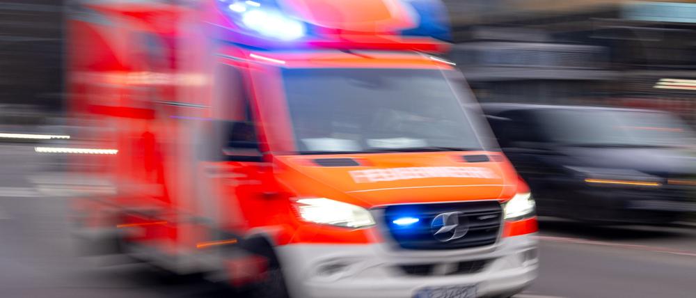 Ein Rettungswagen fährt mit Blaulicht zum Einsatz. (Symbolbild)