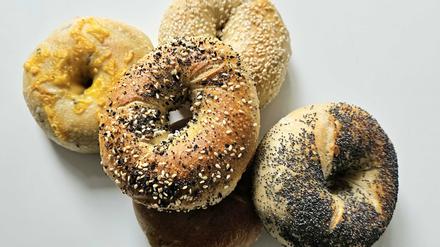 Laurel Kratochvila, Amerikanerin aus Boston, produziert mit ihrem siebenköpfigen Bäckerinnen-Team im Café „Fine Bagels“ (Warschauer Str. 74, Friedrichshain) täglich 1000 Bagel. 18 unterschiedlich gewürzte Sorten stapeln sich in den Fächern des großen Holzregals hinter der Theke: Mohn, Sesam, Roggen, Vollkorn mit Salz und Pfeffer, süß mit Zimt und Rosinen, mit Rosmarin im Teig, Kürbiskernen, Oliven oder Hafer.