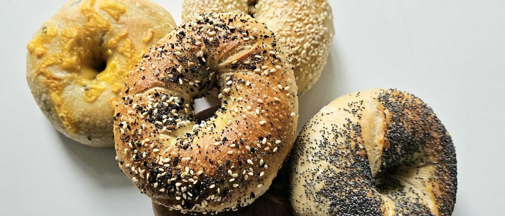 Laurel Kratochvila, Amerikanerin aus Boston, produziert mit ihrem siebenköpfigen Bäckerinnen-Team im Café „Fine Bagels“ (Warschauer Str. 74, Friedrichshain) täglich 1000 Bagel. 18 unterschiedlich gewürzte Sorten stapeln sich in den Fächern des großen Holzregals hinter der Theke: Mohn, Sesam, Roggen, Vollkorn mit Salz und Pfeffer, süß mit Zimt und Rosinen, mit Rosmarin im Teig, Kürbiskernen, Oliven oder Hafer.