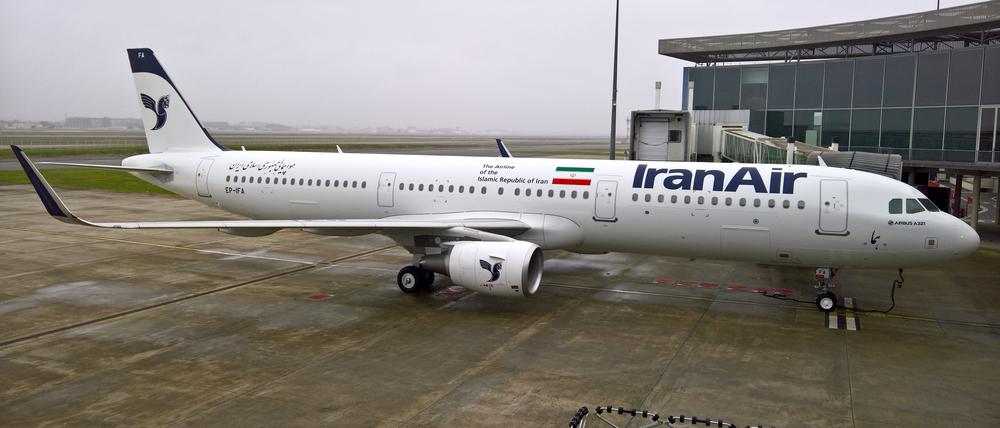 Eine Maschine vom Typ A 321, des europäischen Flugzeugbauers Airbus, wird an die iranische Fluggesellschaft „Iran Air“ ausgeliefert (Symbolbild).