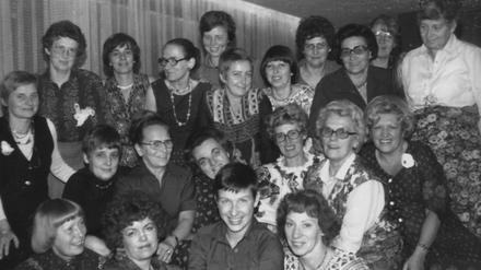 So feierte sich der Textilzirkel Potsdam zum 25. Jubiläum im Jahr 1979. Jutta Lademann steht als zweite von rechts in der hinteren Reihe. Ingeborg Bohne-Fiegert ist in der zweiten Reihe mittig zu sehen.
