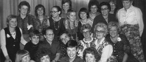 So feierte sich der Textilzirkel Potsdam zum 25. Jubiläum im Jahr 1979. Jutta Lademann steht als zweite von rechts in der hinteren Reihe. Ingeborg Bohne-Fiegert ist in der zweiten Reihe mittig zu sehen.