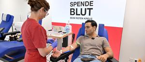 Schauspieler Timur Ülker gibt die offiziell ersten Blutspende am neuen Standort des Institutes für Transfusionsmedizin am Horstweg ab, Schwester Iwona führt die Abnahme durch.