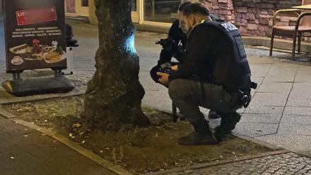 Ein Mann ist vor einem Imbiss in Berlin-Reinickendorf durch einen Schuss verletzt worden. 
