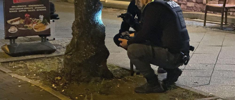 Ein Mann ist vor einem Imbiss in Berlin-Reinickendorf durch einen Schuss verletzt worden.