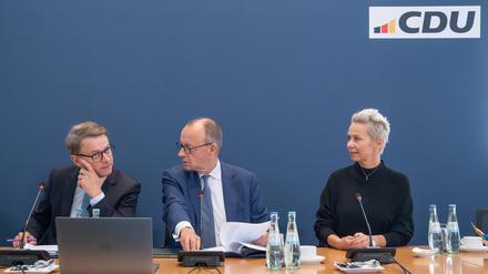 CDU Deutschlands - Bundesvorstandssitzung - Carsten Linnemann, Generalsekretär, Friedrich Merz, Bundesvorsitzender und Kanzlerkandidat, Silvia Breher, stellvertretende Bundesvorsitzende von linksCDU Deutschlands.