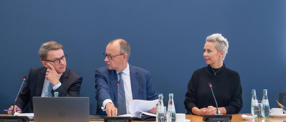 CDU Deutschlands - Bundesvorstandssitzung - Carsten Linnemann, Generalsekretär, Friedrich Merz, Bundesvorsitzender und Kanzlerkandidat, Silvia Breher, stellvertretende Bundesvorsitzende von linksCDU Deutschlands.