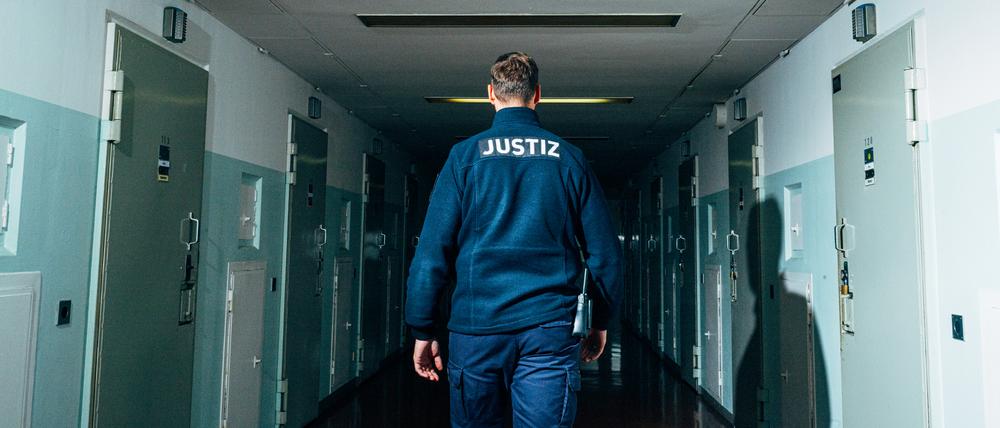 Ein Bediensteter geht durch Haus 5 der JVA Tegel. Hier sitzen die lebenslänglich Verurteilten.