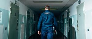 Ein Bediensteter geht durch Haus 5 der JVA Tegel. Hier sitzen die lebenslänglich Verurteilten.