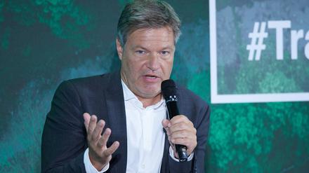 Robert Habeck (Bündnis 90/Die Grünen), Bundesminister für Wirtschaft und Klimaschutz, nimmt beim BDI-Klimakongress im Futurium an einem Panel teil. 