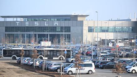 Der Autobauer Tesla hat eine erste Genehmigung für den geplanten Ausbau erhalten (Archivbild).