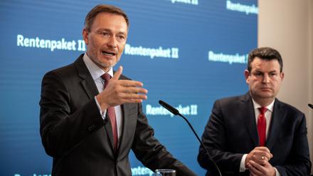 Christian Lindner, Bundesminister der Finanzen, spricht neben Hubertus Heil (SPD), Bundesminister für Arbeit und Soziales. 