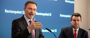 Christian Lindner, Bundesminister der Finanzen, spricht neben Hubertus Heil (SPD), Bundesminister für Arbeit und Soziales. 
