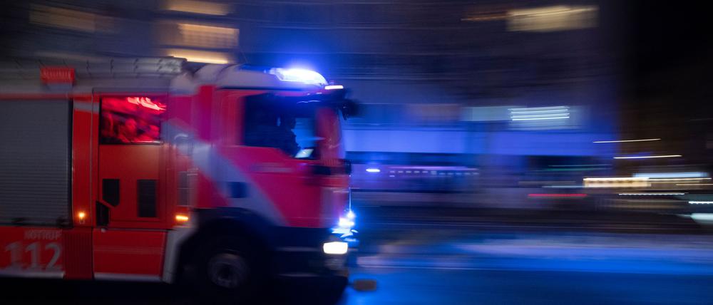 Feuerwehr löscht Wohnungsbrand in Friedrichshain (Illustration)