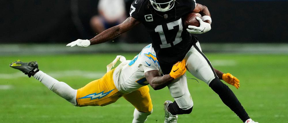 Die New York Jets haben Davante Adams (r) von den Las Vegas Raiders verpflichtet.