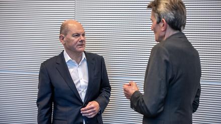 Der Kanzler hat wenig Verständnis für den Widerstand gegen das Sicherheitspaket der Ampel in den eigenen Reihen - und zeigt das in einer Fraktionssitzung auch.