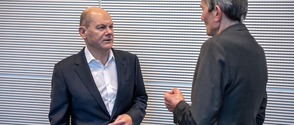 Der Kanzler hat wenig Verständnis für den Widerstand gegen das Sicherheitspaket der Ampel in den eigenen Reihen - und zeigt das in einer Fraktionssitzung auch.