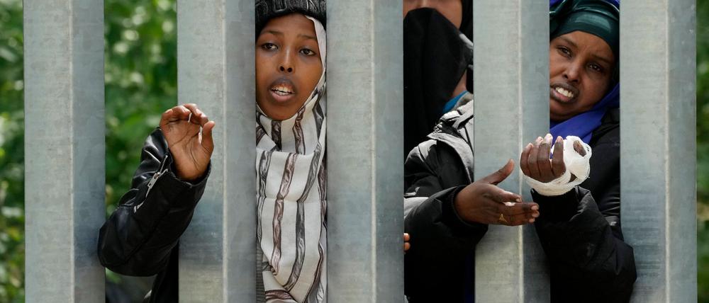 Migratinnen an der Grenzbarriere, die Polen entlang der Grenze zu Belarus errichtet hat. Warschau wil das Recht auf Asyl aussetzen. (Archivbild)