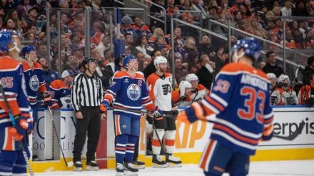 Die Edmonton Oilers haben das Spiel gegen die Philadelphia Flyers am Ende noch gedreht.