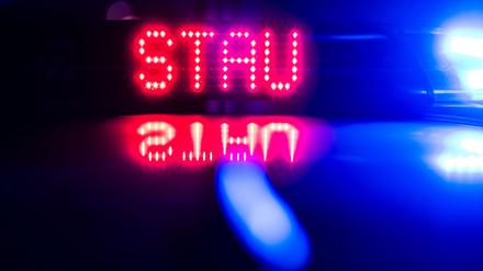 Die A100 in Berlin ist gesperrt und es gibt Stau auf umliegenden Straßen. (Symbolbild)