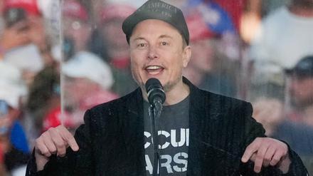 Auftritt von Elon Musk bei einer Wahlkampfveranstaltung von Donald Trump Anfang Oktober. Der Tech-Milliardär warnt regelmäßig vor sinkenden Geburtenraten in den USA.