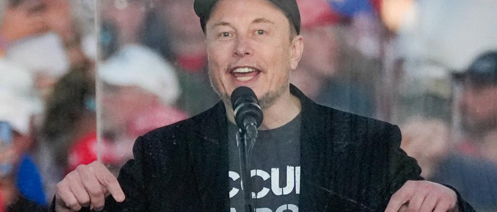 Auftritt von Elon Musk bei einer Wahlkampfveranstaltung von Donald Trump Anfang Oktober. Der Tech-Milliardär warnt regelmäßig vor sinkenden Geburtenraten in den USA.
