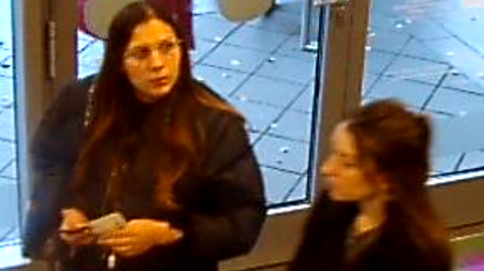 Die Potsdamer Polizei sucht nach zwei EC-Kartenbetrügerinnen.
