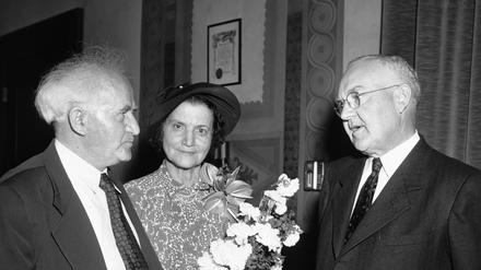 Paula Ben-Gurion im Mai 1951 zwischen ihrem Ehemann, Premierminister David Ben-Gurion, und Fletcher Bowron, dem damaligen Bürgermeister von Los Angeles.