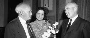 Paula Ben-Gurion im Mai 1951 zwischen ihrem Ehemann, Premierminister David Ben-Gurion, und Fletcher Bowron, dem damaligen Bürgermeister von Los Angeles.