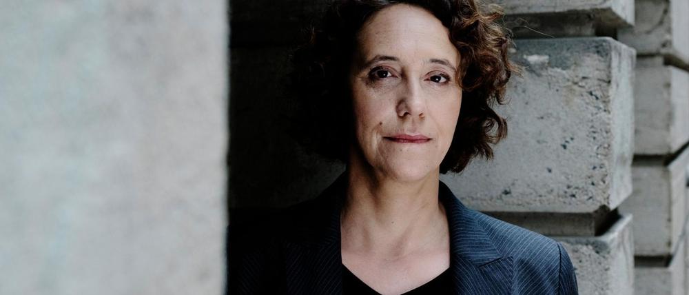 Nach ihrem rasanten Thriller „Die Diplomatin“, in dem es um große Politik, Mord und diplomatische Verwerfungen ging, ist Frickes neuer Roman „Das Fest“ ein eher privates, stilles Buch, in dem sich viele Ältere wiedererkennen werden.