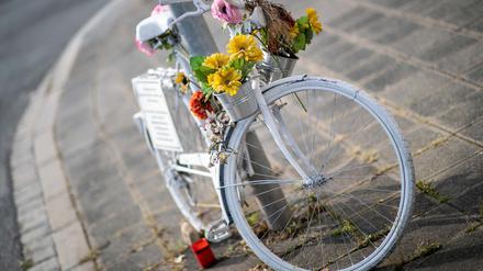 Gedenken an eine von einem abbiegenden Lkw überfahrene Radfahrerin. (Symbolbild)