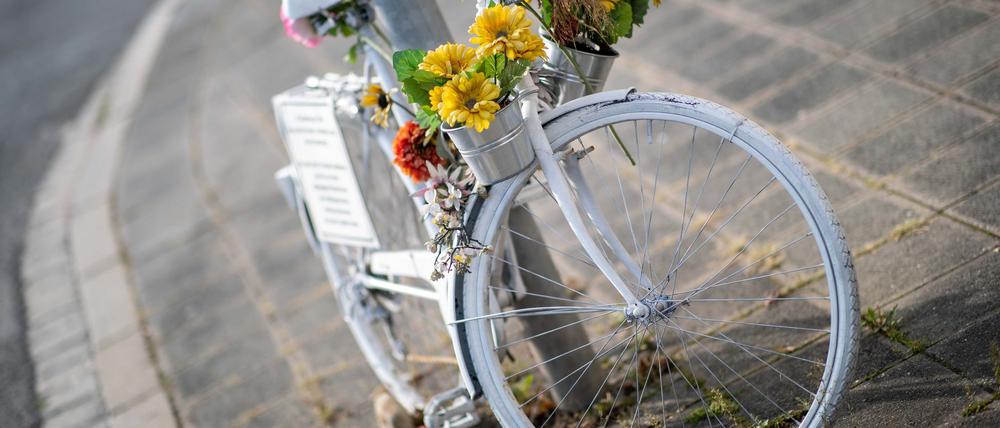 Gedenken an eine von einem abbiegenden Lkw überfahrene Radfahrerin. (Symbolbild)