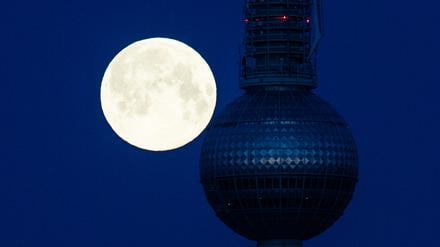 Ein sogenannter Supermond steht hinter dem Fernsehturm (Archivbild).