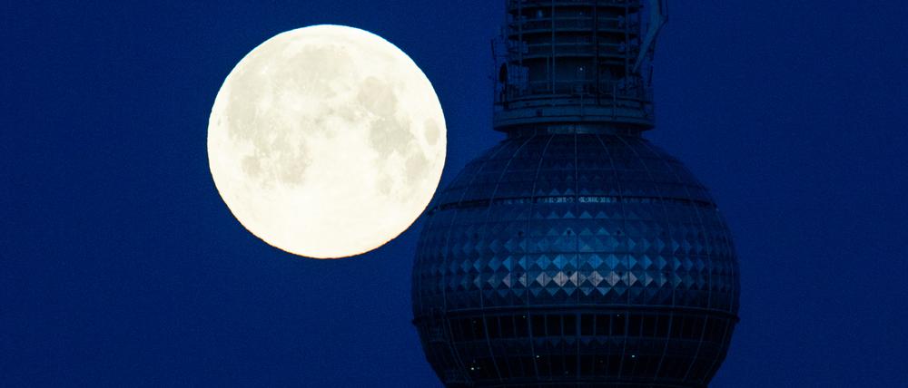 Ein sogenannter Supermond steht hinter dem Fernsehturm (Archivbild).