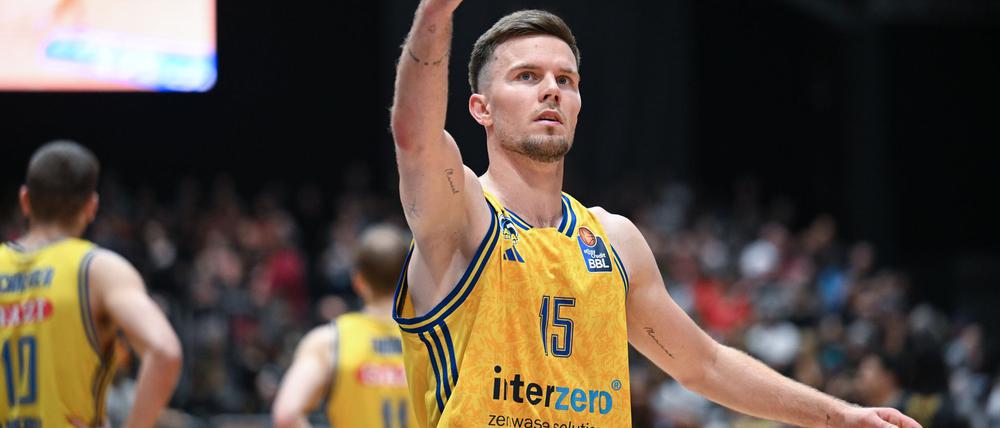 Alba-Kapitän Martin Hermannsson sieht sein Team in der Euroleague auf Augenhöhe
