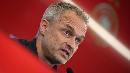 Der neue Bundestrainer der Fußballerinnen wird sein Debüt im legendären Wembley-Stadion feiern.