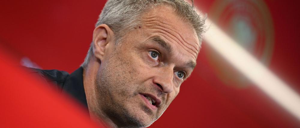 Der neue Bundestrainer der Fußballerinnen wird sein Debüt im legendären Wembley-Stadion feiern.
