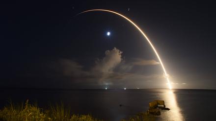 Eine SpaceX-Rakete wird mit 21 Starlink-Satelliten in den Himmel geschossen. (28. August 2024, Cape Canaveral, Florida)